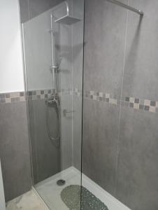 um chuveiro com uma porta de vidro na casa de banho em Casa Sevilla em Valencina de la Concepción