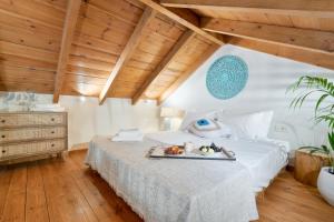 een slaapkamer met een bed en een dienblad met fruit erop bij The Violin House in Chania
