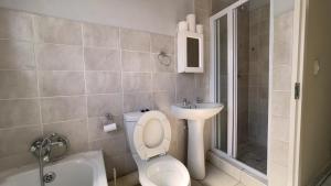 y baño con aseo y lavamanos. en Two Bedrooms at CASA MIA-Katode Street-in ANKAZIMIA HOUSE, en Roodepoort