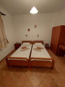 1 dormitorio con 2 camas individuales en una habitación en Daphne Studios, en Marathokampos
