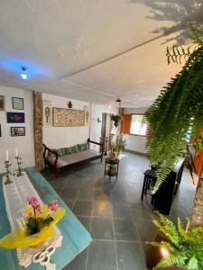 een woonkamer met een bank en een tafel bij Hostel Dona Generoza in Paraty