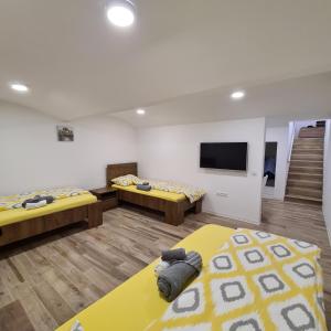 um quarto com 2 camas e uma televisão de ecrã plano em Apartment DINLUX em Maribor