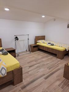 - une chambre avec 2 lits et un trépied dans l'établissement Apartment DINLUX, à Maribor