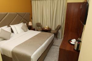 Postel nebo postele na pokoji v ubytování Grand Marino Hotel
