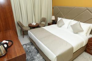 Postel nebo postele na pokoji v ubytování Grand Marino Hotel