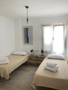 Zimmer mit 2 Betten und einem Fenster in der Unterkunft Casa Alejandro 7 Las Vistas in Arona