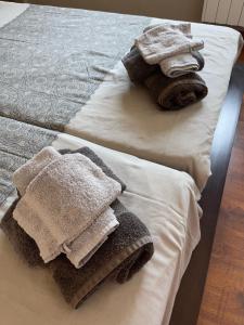 two beds with towels on top of them at ROSAS Vue sur Mer in Roses