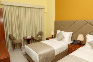 Postel nebo postele na pokoji v ubytování Grand Marino Hotel