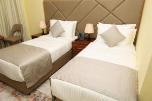Postel nebo postele na pokoji v ubytování Grand Marino Hotel