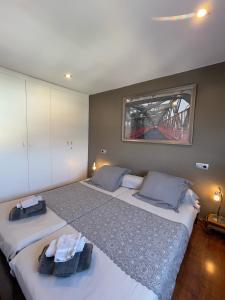a bedroom with two beds with towels on them at ROSAS Vue sur Mer in Roses
