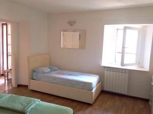 een slaapkamer met een bed en 2 ramen bij Home, fully equipped, 17 mins car from BgY airport in Pradalunga