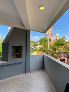 einen Balkon mit Stadtblick in der Unterkunft Bajada Vieja Departamentos in Posadas