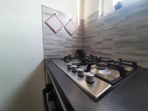 uma cozinha com uma placa de fogão num quarto em A casa da Joy em Turim