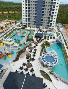 een resort met 2 zwembaden en een waterpark bij Apartamento Salinas Premium Resort in Salinópolis