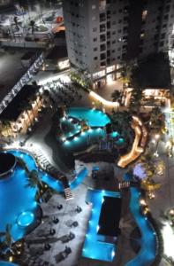 een bovenaanzicht van een zwembad in een resort bij Apartamento Salinas Premium Resort in Salinópolis