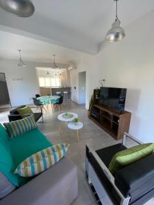 a living room with a couch and a tv at Bajada Vieja Departamentos in Posadas