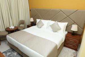 Postel nebo postele na pokoji v ubytování Grand Marino Hotel
