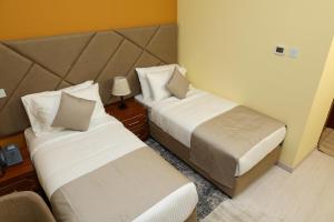 Postel nebo postele na pokoji v ubytování Grand Marino Hotel
