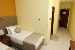 Postel nebo postele na pokoji v ubytování Grand Marino Hotel