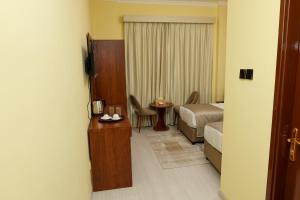 Postel nebo postele na pokoji v ubytování Grand Marino Hotel