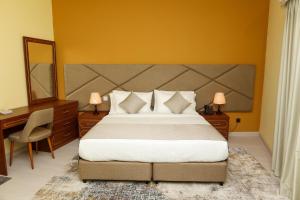Postel nebo postele na pokoji v ubytování Grand Marino Hotel
