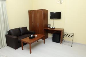 TV a/nebo společenská místnost v ubytování Grand Marino Hotel