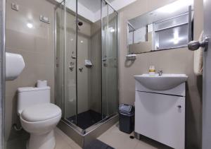W łazience znajduje się toaleta, prysznic i umywalka. w obiekcie Magdalen House w mieście Lima