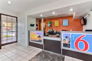 Zona de hol sau recepție la Motel 6-Salinas, CA - North Monterey Area