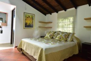 1 dormitorio con cama y ventana en Villa Linderhof, en Montenegro