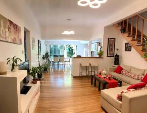 sala de estar con sofá y mesa en Casa ideal para familia, a minutos de Buenos Aires en Martínez