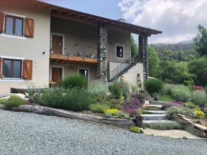 une maison avec un jardin en face dans l'établissement SEMI AL VENTO: la bio-casa nel giardino incantato!, à Paesana