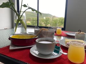 una mesa con un plato de comida y una taza de café en La casona Talpen, en Constitución