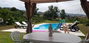 A piscina localizada em Quinta de Carvalhal - Casa de Campo ou nos arredores