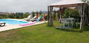 A piscina localizada em Quinta de Carvalhal - Casa de Campo ou nos arredores