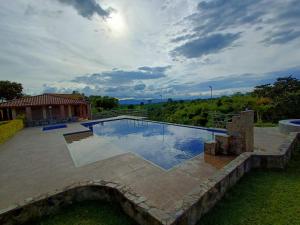 basen w ogrodzie z domem w obiekcie Hotel Campestre Los Mangos w mieście Quimbaya