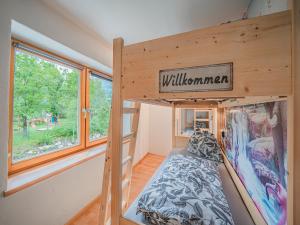 een slaapkamer met een stapelbed in een huis bij Haus Bernadette in Bramberg am Wildkogel