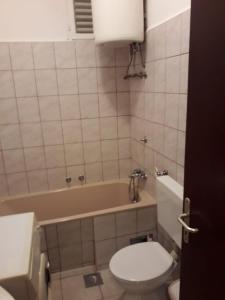 een badkamer met een toilet en een bad bij Apartments with a parking space Sibenik - 16582 in Šibenik