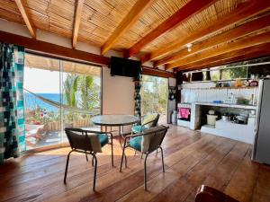 a kitchen and dining room with a table and chairs at Condominio Vista Pacífico in Máncora Chico