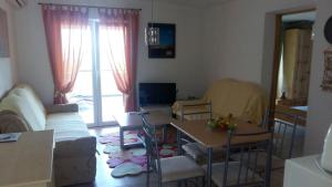 een woonkamer met een bank en een tafel bij Apartments with a parking space Gornji Karin, Novigrad - 16610 in Gornji Karin