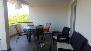een kamer met een tafel en stoelen op een balkon bij Apartments with a parking space Gornji Karin, Novigrad - 16610 in Gornji Karin