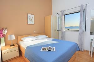 Posteľ alebo postele v izbe v ubytovaní Apartments by the sea Podgora, Makarska - 16630