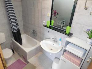 Kúpeľňa v ubytovaní Apartments by the sea Podgora, Makarska - 16630 + 20 fotografií