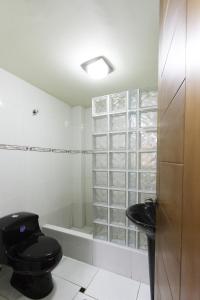 ein Badezimmer mit einem WC und einer Badewanne in der Unterkunft Padama in Lima
