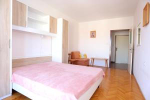 Posteľ alebo postele v izbe v ubytovaní Apartment Supetar 16656b