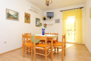 Televízia a/alebo spoločenská miestnosť v ubytovaní Apartment Supetar 16656b