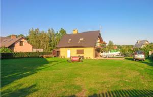 Κήπος έξω από το Awesome Apartment In Nowe Warpno