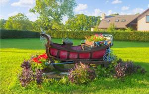 Κήπος έξω από το Awesome Apartment In Nowe Warpno