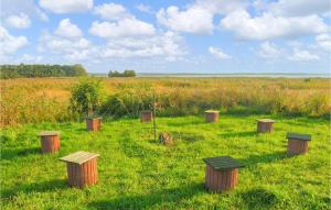 Κήπος έξω από το Awesome Apartment In Nowe Warpno