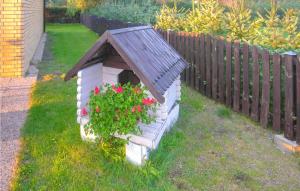 Κήπος έξω από το Awesome Apartment In Nowe Warpno +14 φωτογραφίες