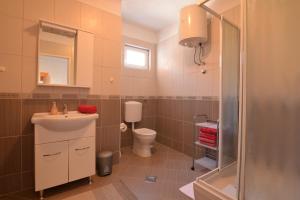 łazienka z umywalką i toaletą w obiekcie Apartments by the sea Tkon, Pasman - 16589 w mieście Tkon +23 zdjęcia